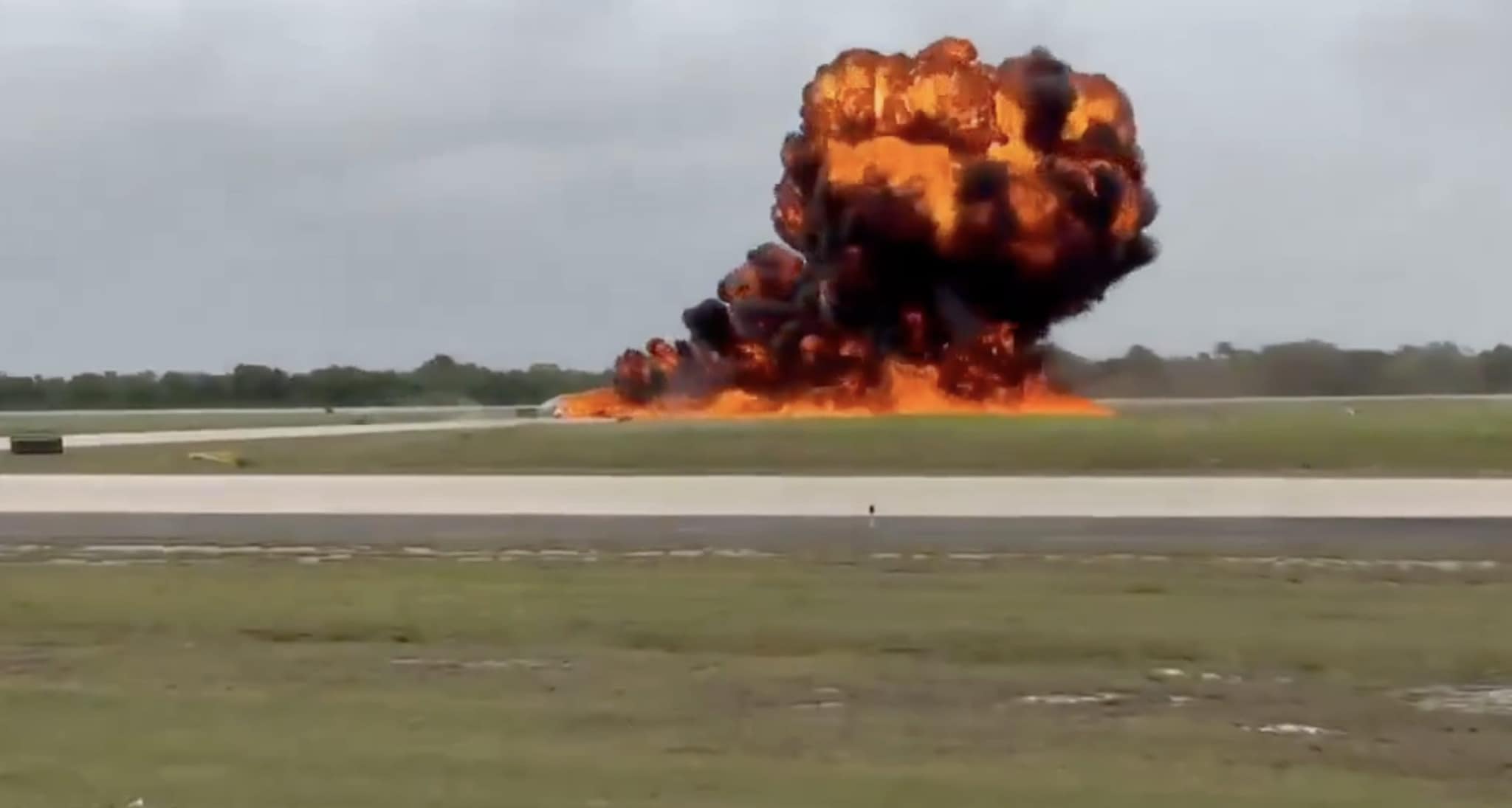 Jet si schianta ed esplode in pista in Repubblica Dominicana: i due piloti muoiono nell'incendio