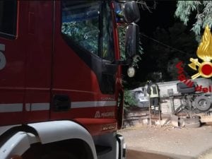 Il furgone finisce fuori strada e si schianta contro gli alb