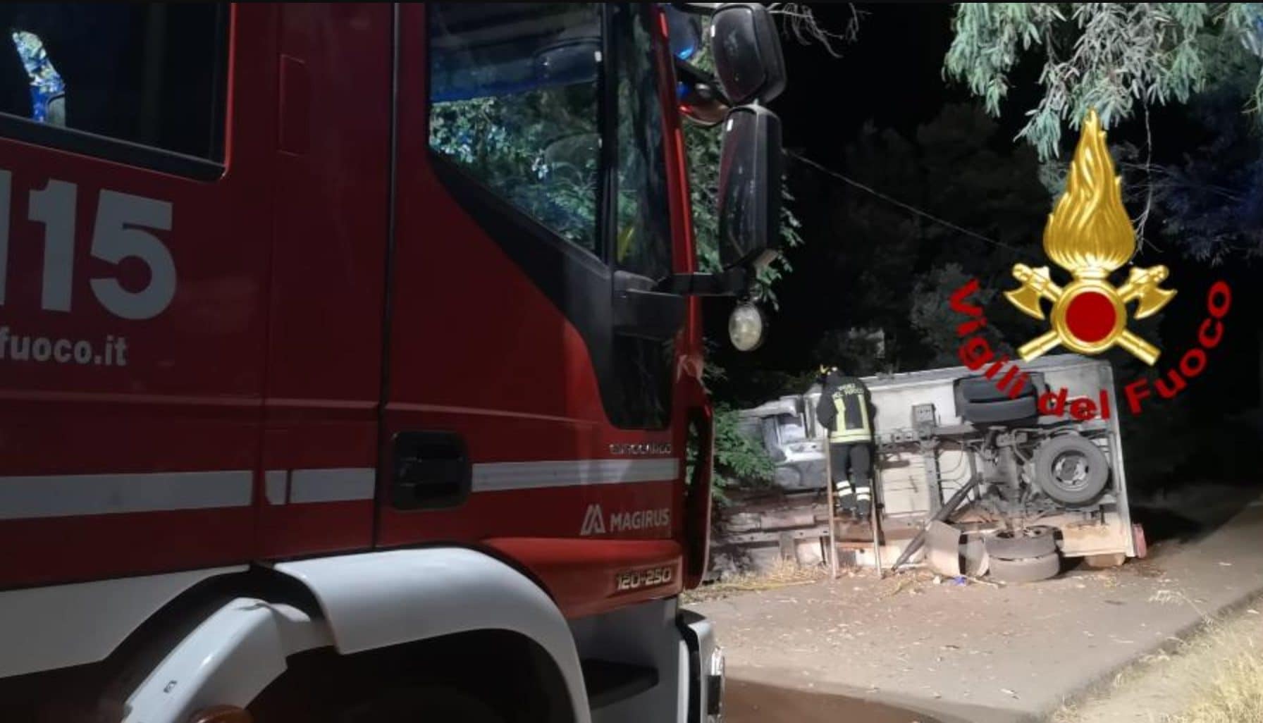 Il furgone finisce fuori strada e si schianta contro gli alberi: morto operaio 26enne vicino Cagliari