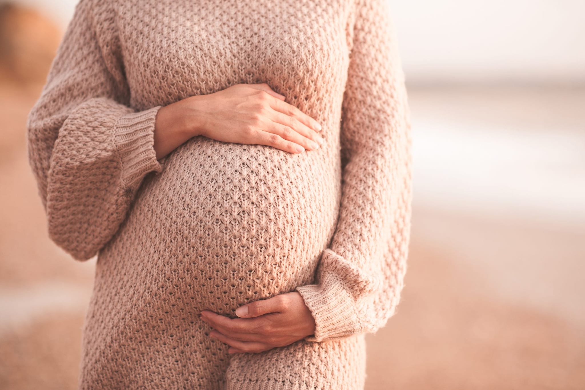 Bimbo morto dopo aver ingerito cocaina a Vasto, la madre è indagata ma non torna in Italia: "Sono incinta"
