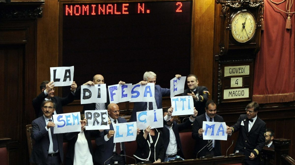 Una protesta in Parlamento sulla legittima difesa