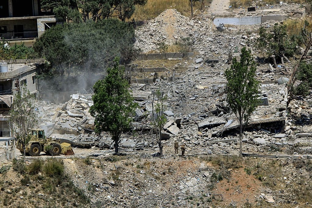 "Uccidono i bambini, bombardano senza preavviso anche le chiese": i racconti dal Libano assediato da Israele