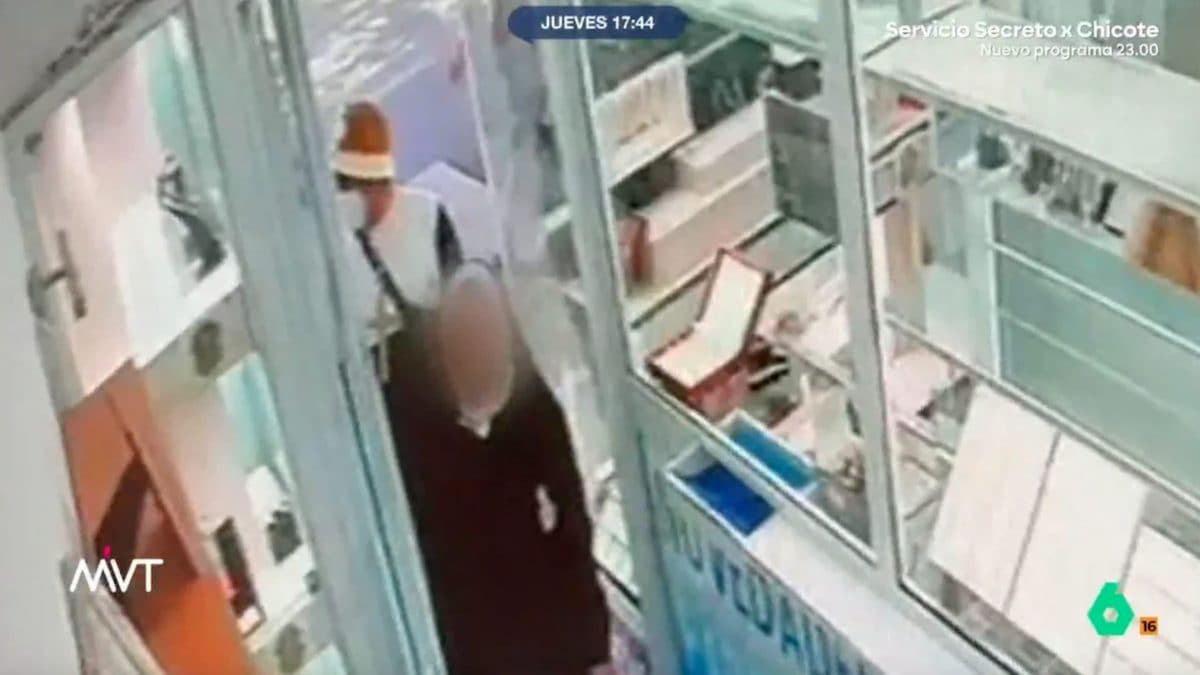 Il momento dell’ingresso dei rapinatori travestiti in gioielleria