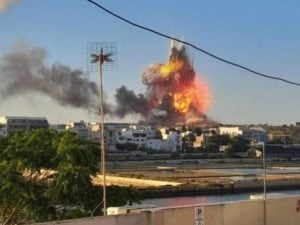Malta, esplode una fabbrica di fuochi d’artificio: fiamme fino al cielo, morti diversi animali