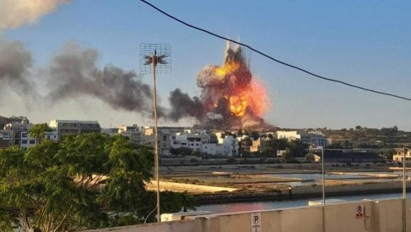 Malta, esplode una fabbrica di fuochi d’artificio: fiamme fino al cielo, morti diversi animali