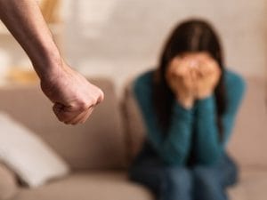 Volvera, tenta di strangolare la moglie e soffocarla con un cuscino: salvata dalla madre, lui arrestato