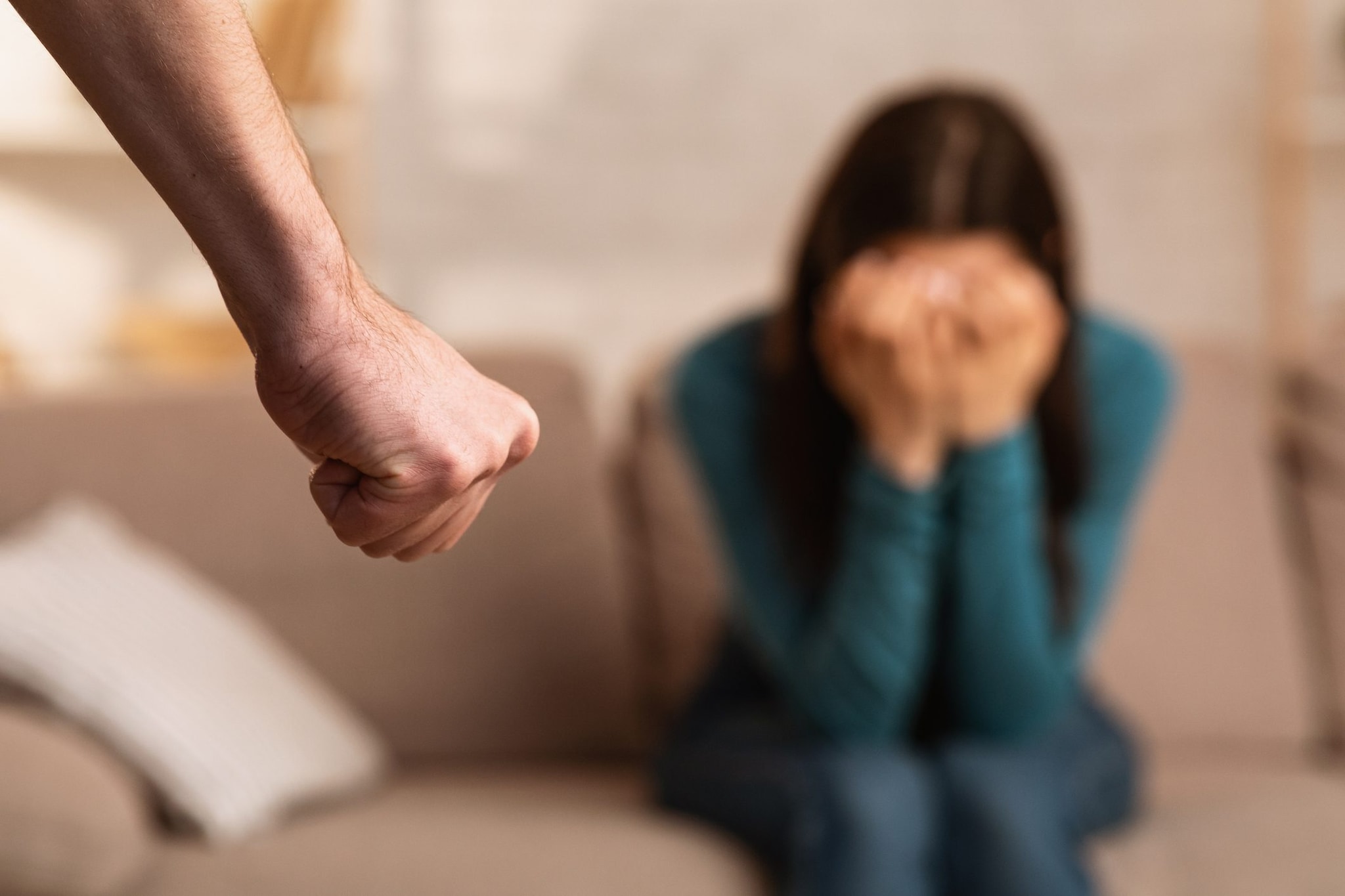 Volvera, tenta di strangolare la moglie e soffocarla con un cuscino: salvata dalla madre, lui arrestato