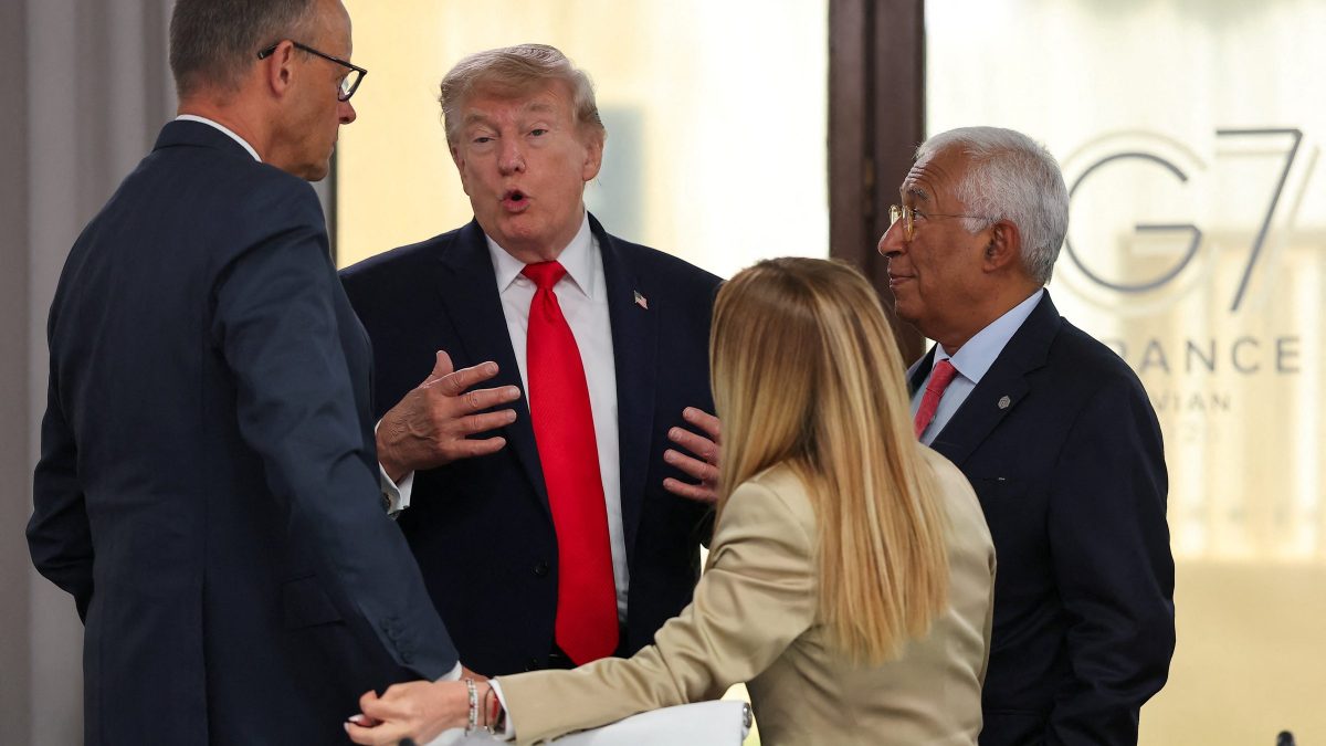 Da sinistra: Friedrich Merz, Donald Trump, Giorgia Meloni e Sergio Costa