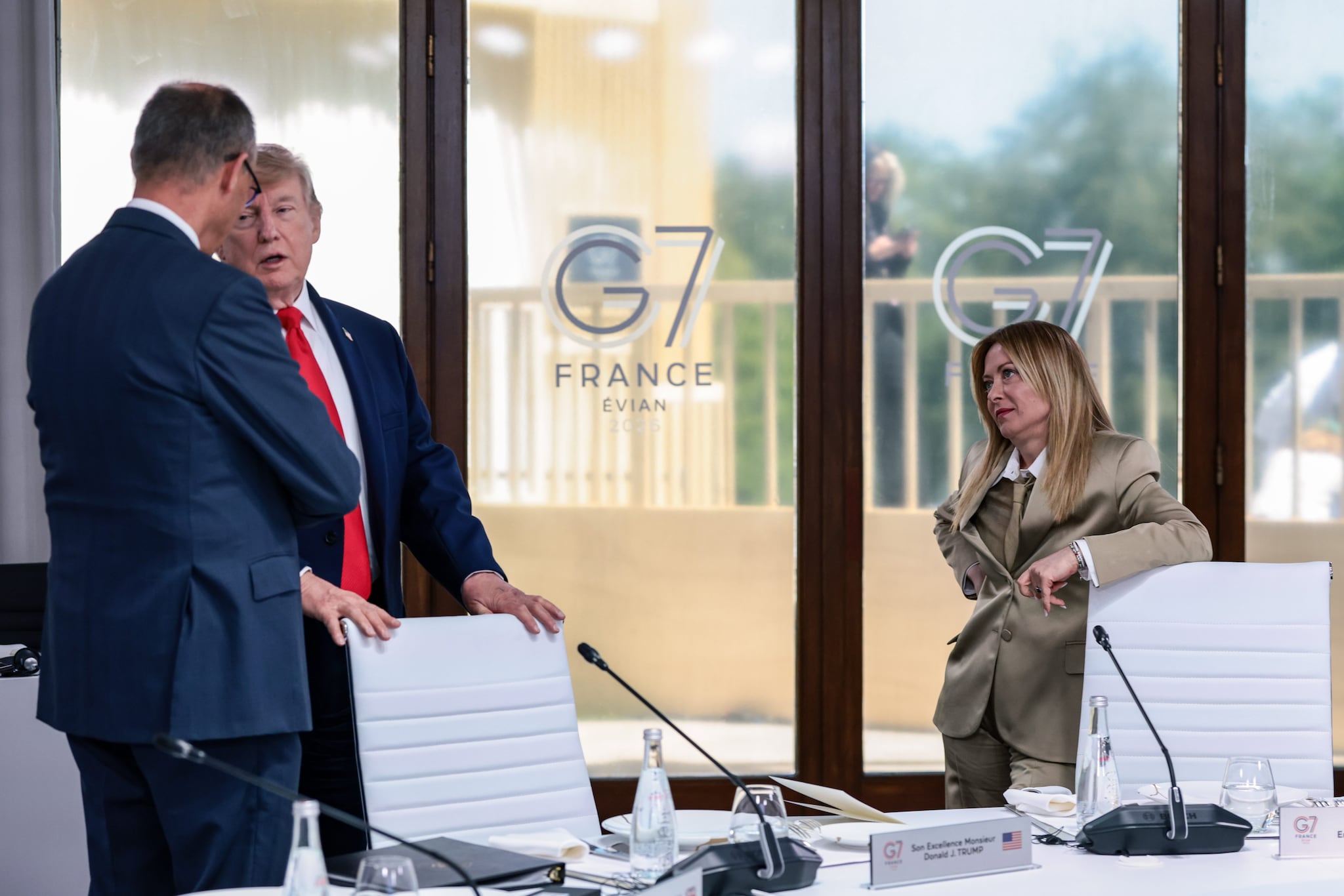 Trump contro Meloni: “Al G7 mi ha fatto pena, mi ha implorato di fare una foto con lei”
