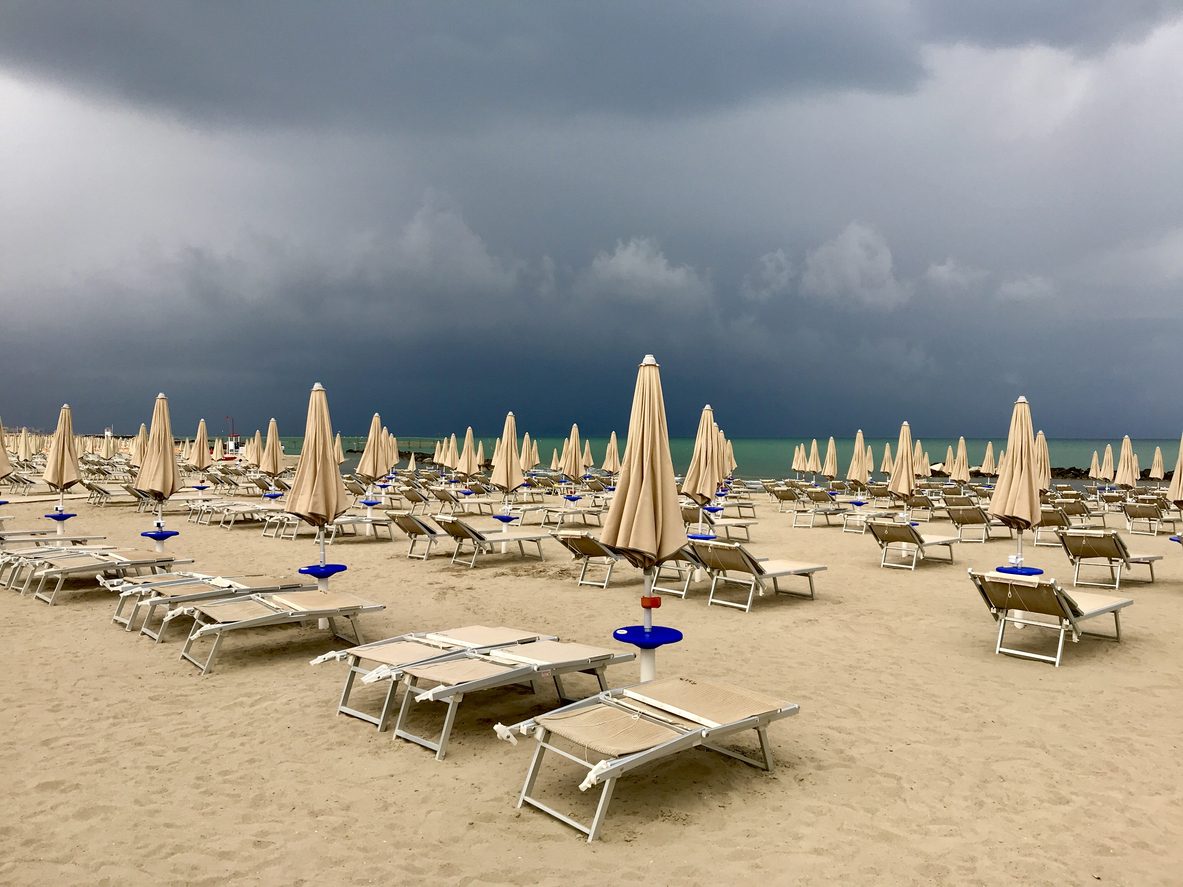 Il caldo si attenua, domani 2 luglio solo 2 città da bollino rosso: temperature giù anche di 8 gradi
