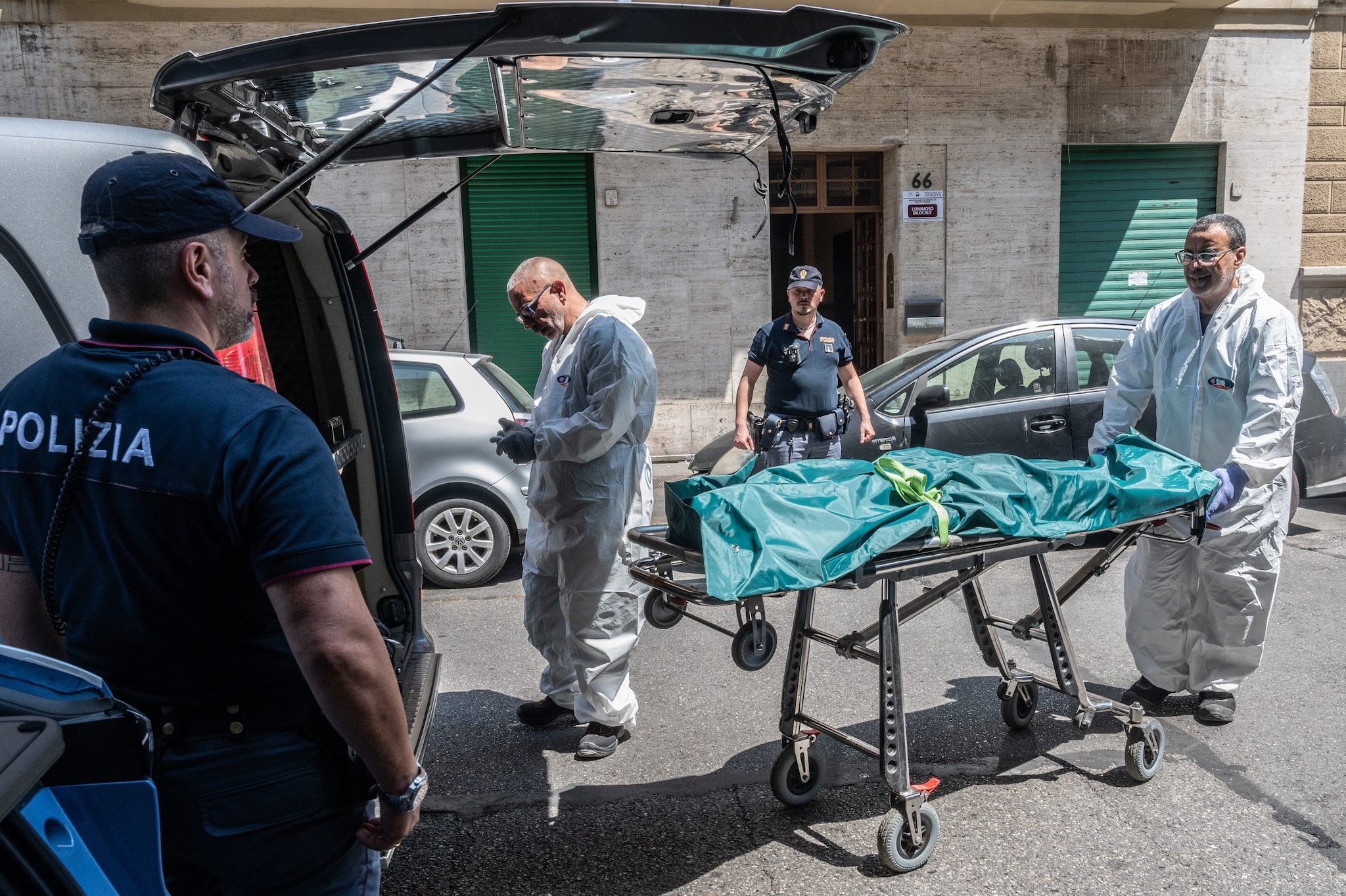 Mamma di 40 anni strangola la figlia di 13 e si suicida a Torino: i corpi trovati dall'altra figlia