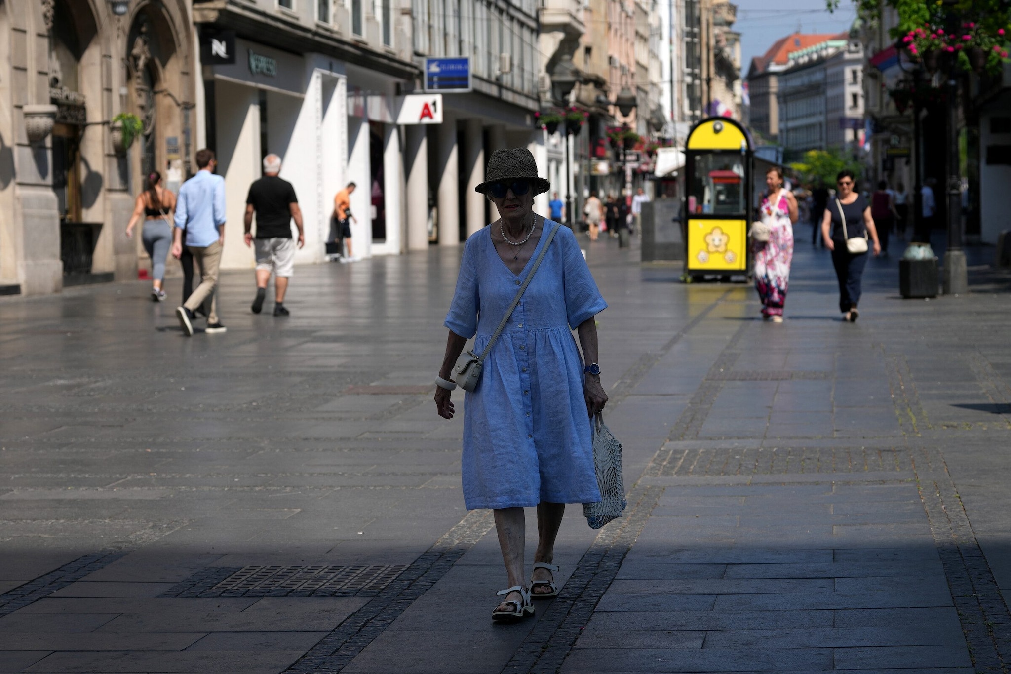 Ondata di caldo record in Italia e Europa, oggi bollino rosso in 16 città: durerà fino a luglio, ultime news in diretta
