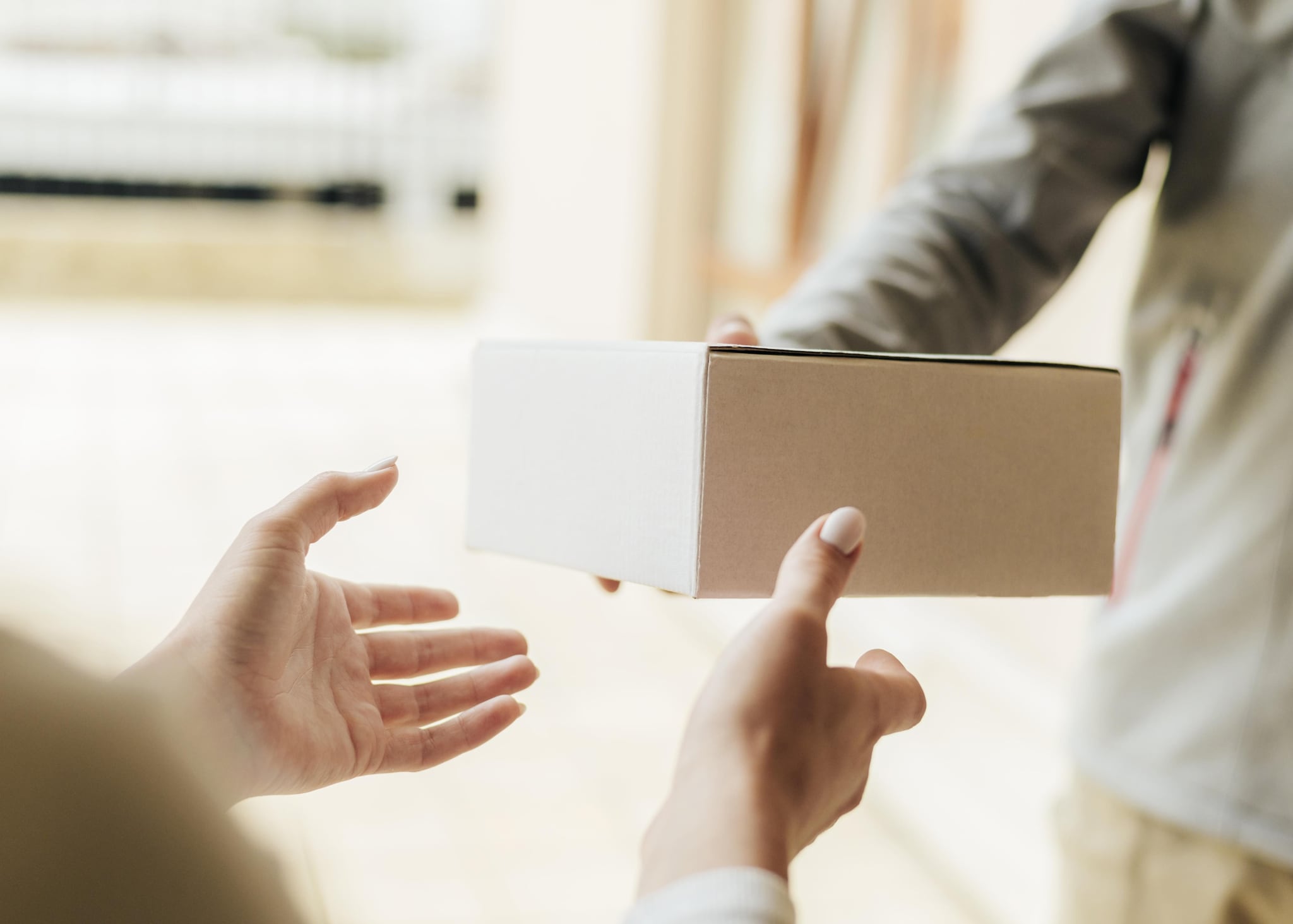 Tassa sui piccoli pacchi extra Ue, scatta oggi il contributo di 3 euro per gli acquisti online: cosa cambia