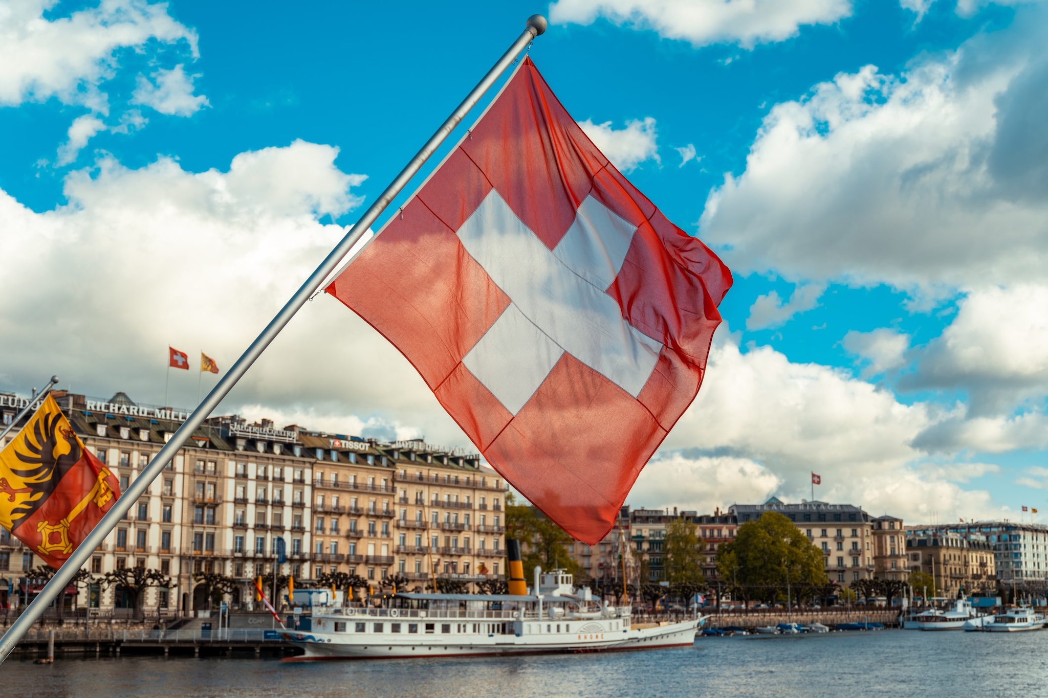 Svizzera al voto su referendum anti-migranti: “Limitare a 10 milioni il numero dei residenti”