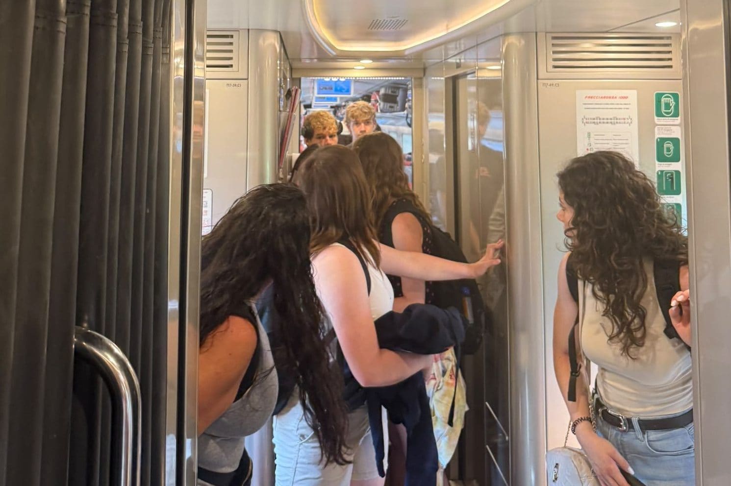 Sul treno mancano due carrozze, decine di persone in piedi sul Frecciarossa: poi il personale trova posto a tutti