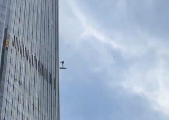 Piccolo aereo si schianta contro il grattacielo più alto di Pechino: edificio evacuato, il video