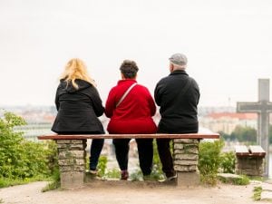 Tenta di investire tre persone su una panchina a Civitacampomarano: erano amiche della ex moglie