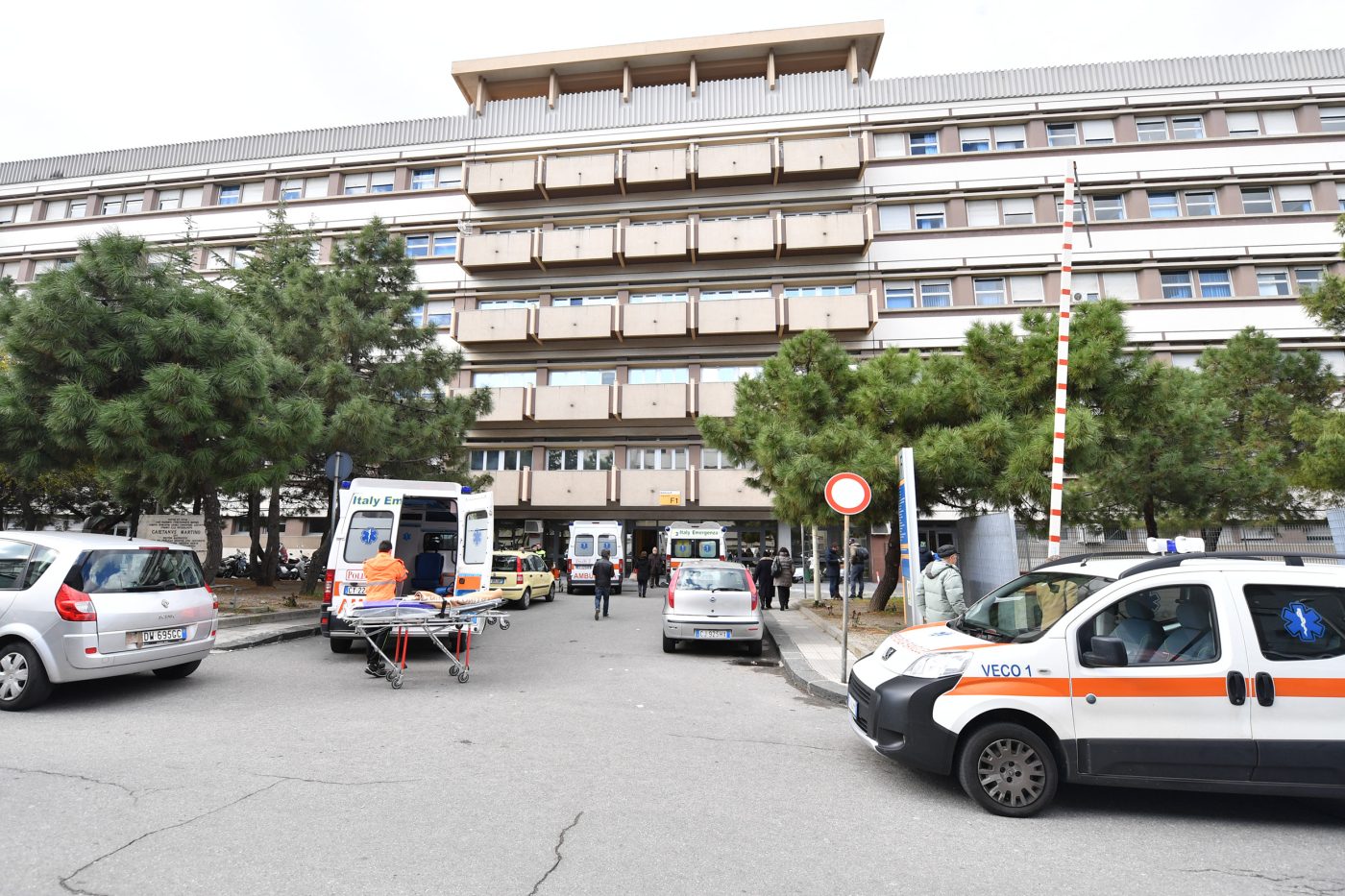 Va in ospedale ma viene colpita dai pacchi caduti da un carrello: donna precipita dalle scale e muore a Messina
