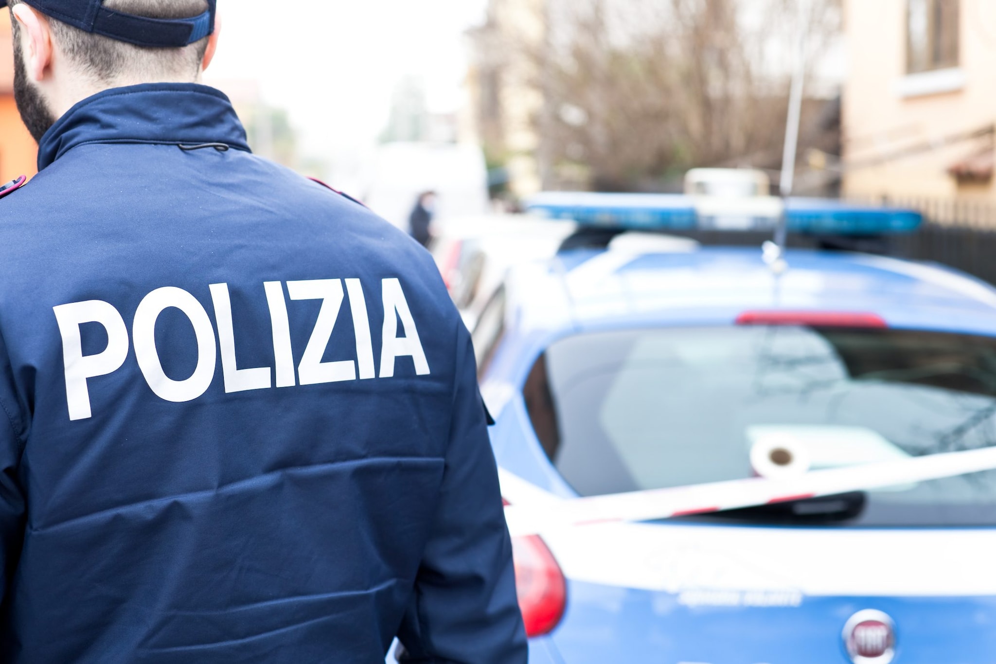 Stacca tubi del gas e dà fuoco alla palazzina mentre i vicini dormono: 80enne arrestato a Canosa di Puglia