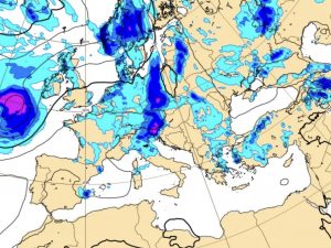 Piogge e temporali al Centro-Nord, nel weekend tornano sole e caldo: le previsioni meteo dell’esperto
