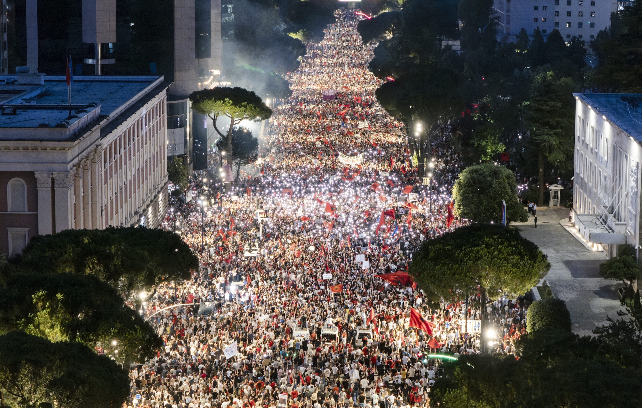 In Albania non si fermano le proteste anti-Kushner, migliaia di persone in piazza: "Il premier Rama si dimetta"