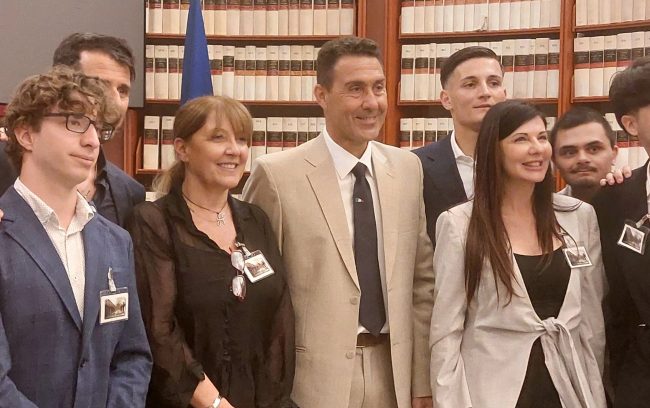 La scuola 'dura e selettiva' di Vannacci: classi differenziate e il motto 'L’Italia agli italiani' in ogni istituto