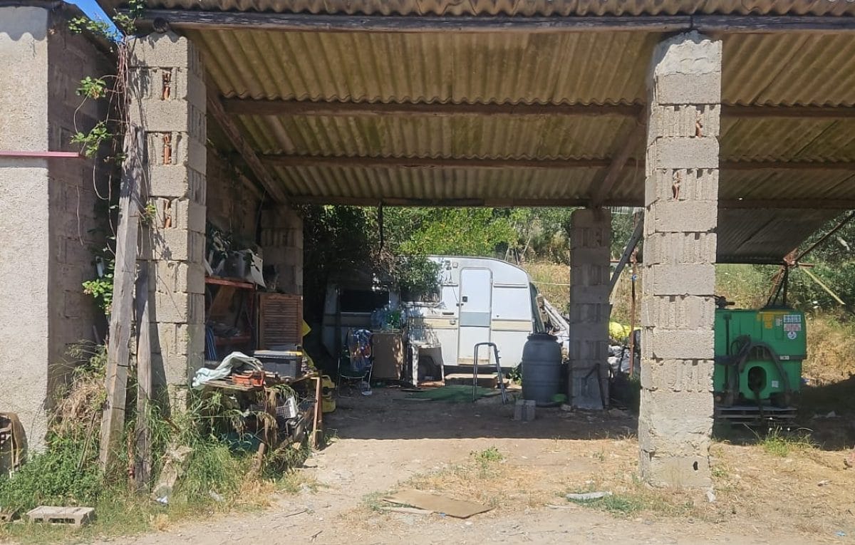 Disabile vive da 9 anni in una roulotte all'Isola d'Elba tra topi e serpenti, la denuncia: "Non ha neanche l'acqua"