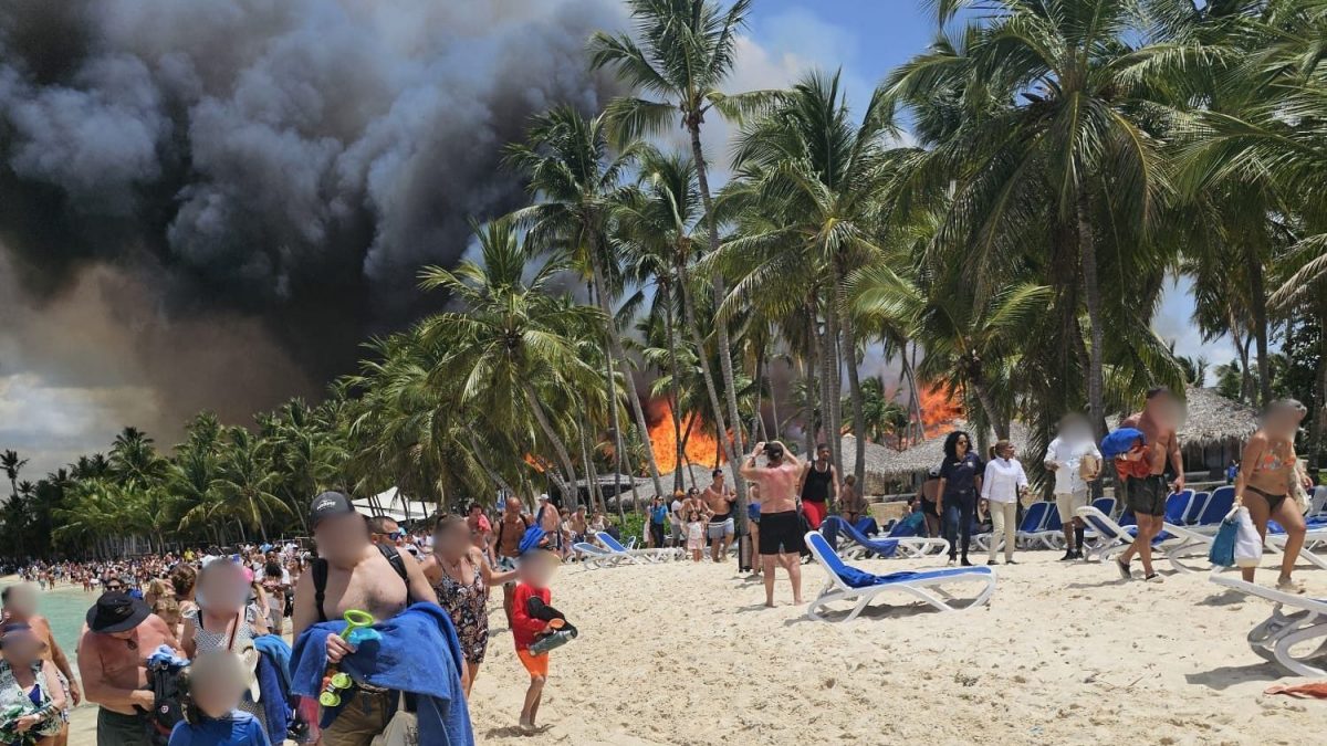 La fuga delle persone durante l’incendio /foto di Stefano Barsotti