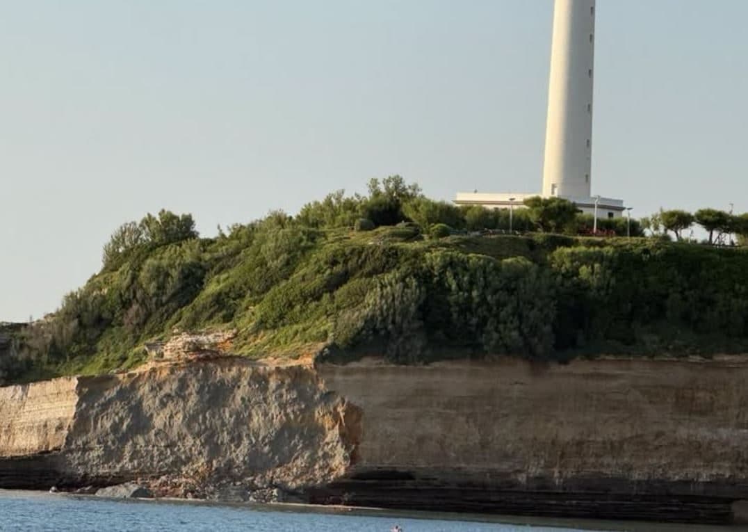 Scogliera crolla e colpisce gruppo di sub in mare, donna morta e un disperso a Biarritz: "Sembrava un'esplosione"