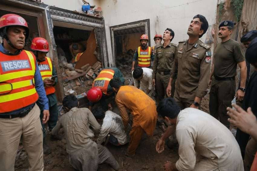 Pakistan, crolla il tetto di un centro di ripetizioni durante le lezioni: 14 bambini morti, si cercano dispersi
