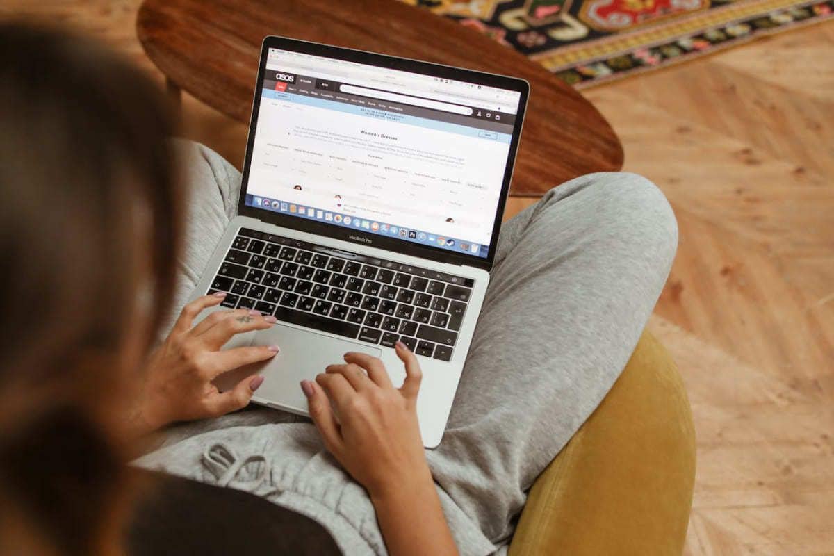 "Andate sui siti porno per capire il sesso", licenziata prof di una scuola media vicino Firenze