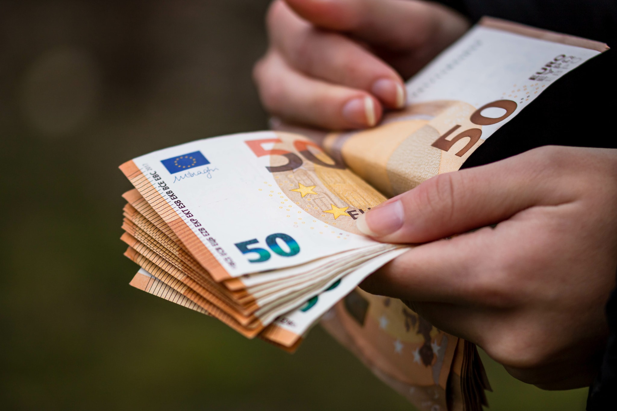 Stipendi, come funziona la flat tax: al 5% sugli aumenti e al 15% per domeniche, festivi e reperibilità