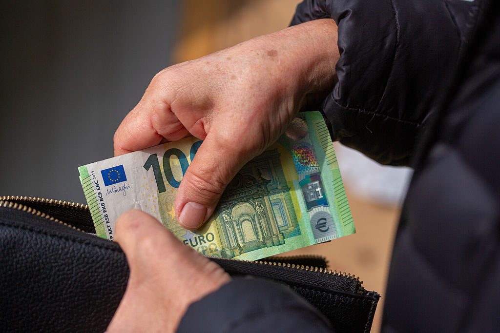 Bonus Iscro da 817 euro per le partite Iva, da oggi via alle richieste all'Inps: come fare domanda