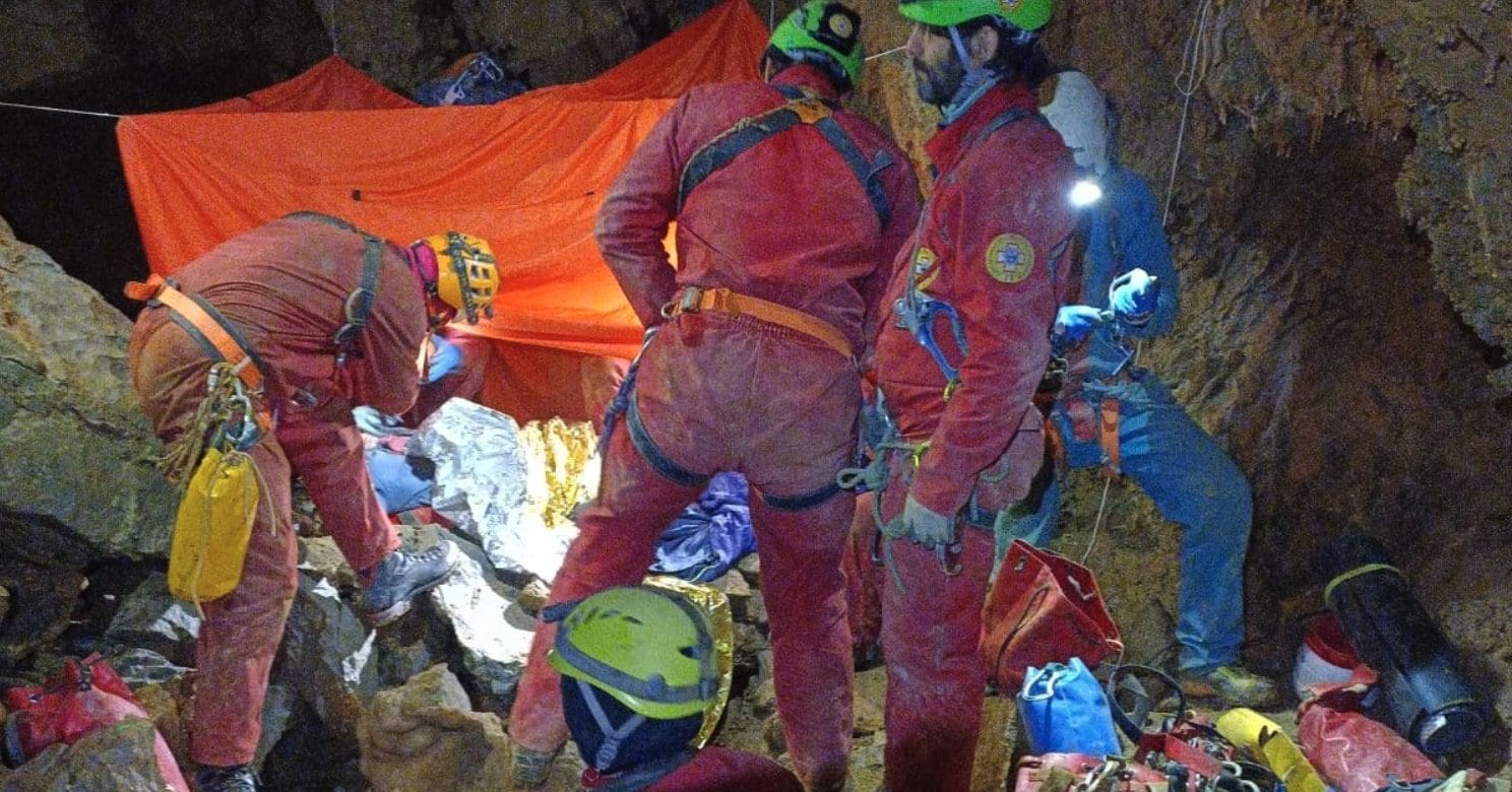 Recuperato dopo 12 ore lo speleologo bloccato nella grotta dei Cinghiali Volanti a 120 metri di profondità