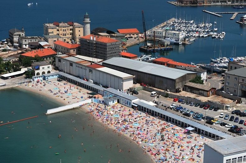 Trieste, donna entra nella zona "uomini" del lido Pedocin, scoppia la lite: "Siete dei buzzurri del Medioevo"