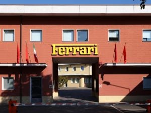 Licenziato operaio Ferrari per molestie verso una collega