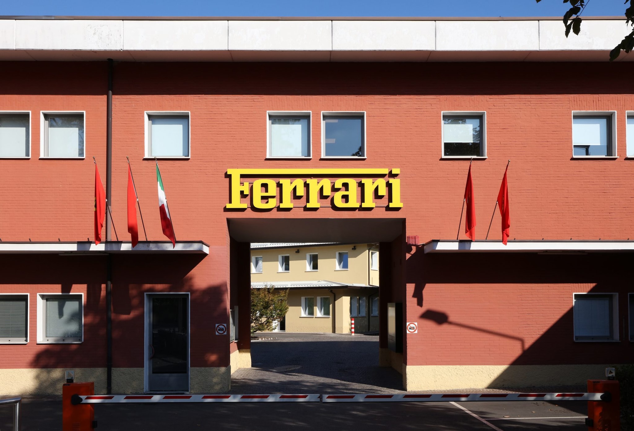 Molesta la collega dopo la fine della relazione: licenziato dalla Ferrari, chiede 200mila euro ma perde il ricorso