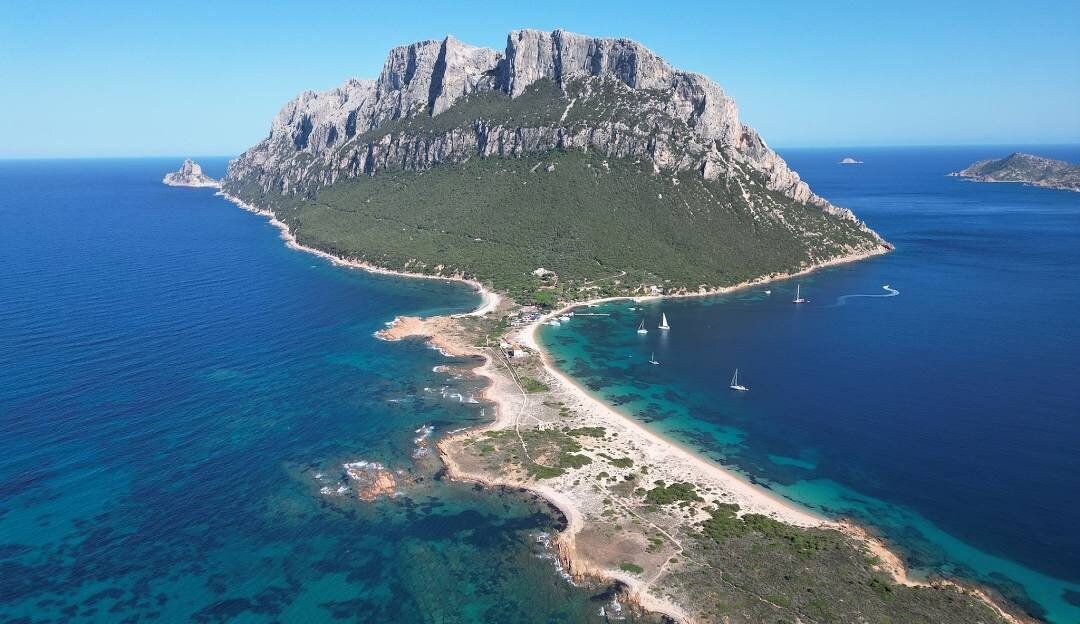 In Sardegna il governo vuole fare come Trump in Albania: Tavolara trasformata in un resort di lusso