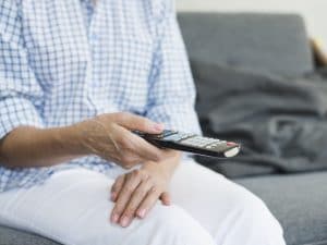 Canone Rai, chi può chiedere l’esenzione fino al 30 giugno: i requisiti per bloccare l’addebito in bolletta