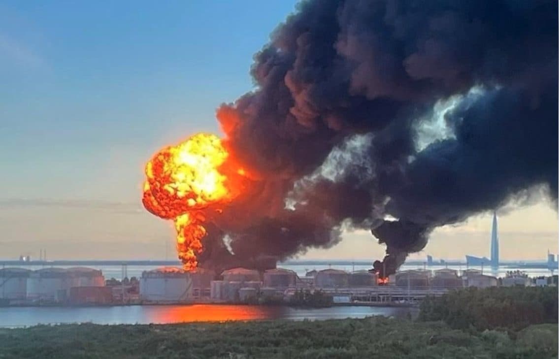 Guerra Ucraina-Russia, Kiev lancia centinaia di droni: 7 morti su bus, terminal petrolifero in fiamme a San Pietroburgo