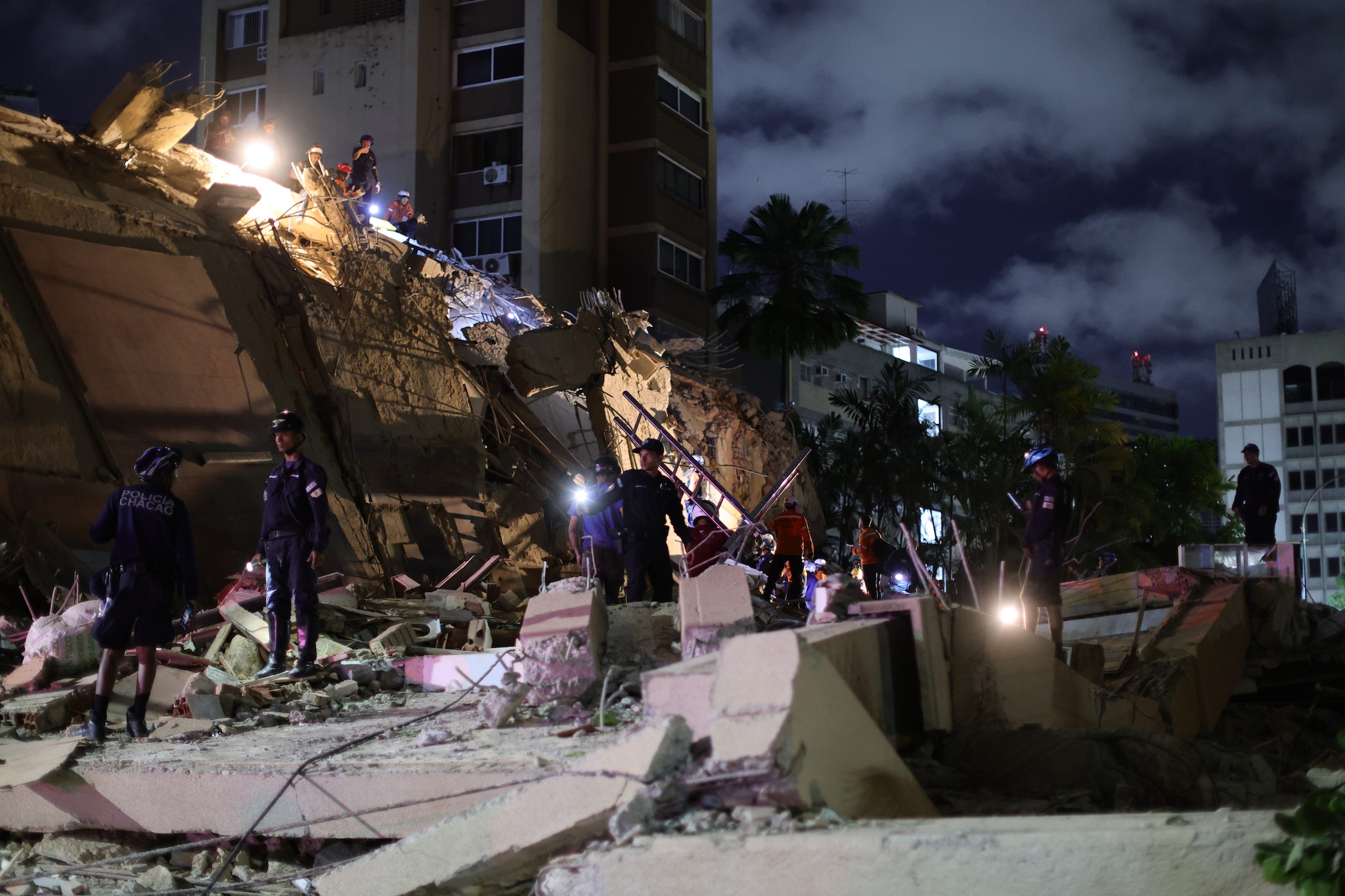 Doppio terremoto in Venezuela in diretta, scossa più forte di magnitudo 7.5: “Possibili oltre 10mila vittime”, Caracas distrutta
