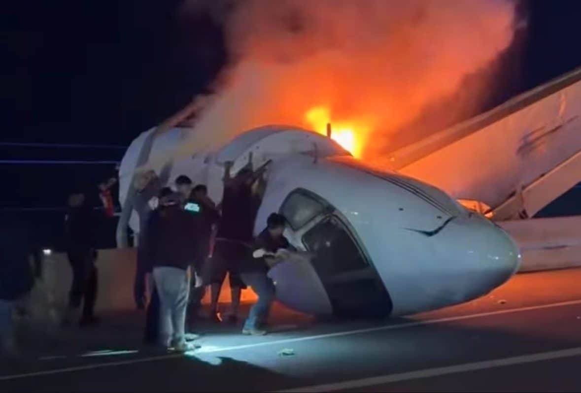 Aereo precipita su un’autostrada in Texas e prende fuoco: un morto, automobilisti salvano i passeggeri