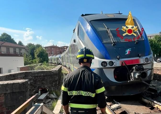 Treno regionale esce dai binari nel Fiorentino, evacuati i 50 passeggeri: "Nessun ferito"