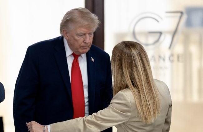 Al G7 battute, siparietti, sorrisi: Trump e Meloni si rivedono dopo mesi e torna il sereno, per ora