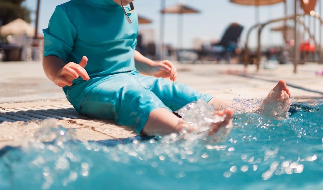 Bussolengo, insulti alla piscina perché vieta al bimbo tutina integrale Anti Uv: "Motivi igienici, quereliamo”