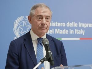 Il ministro Urso dice che la Spagna cresce più dell’Italia grazie all’immigrazione