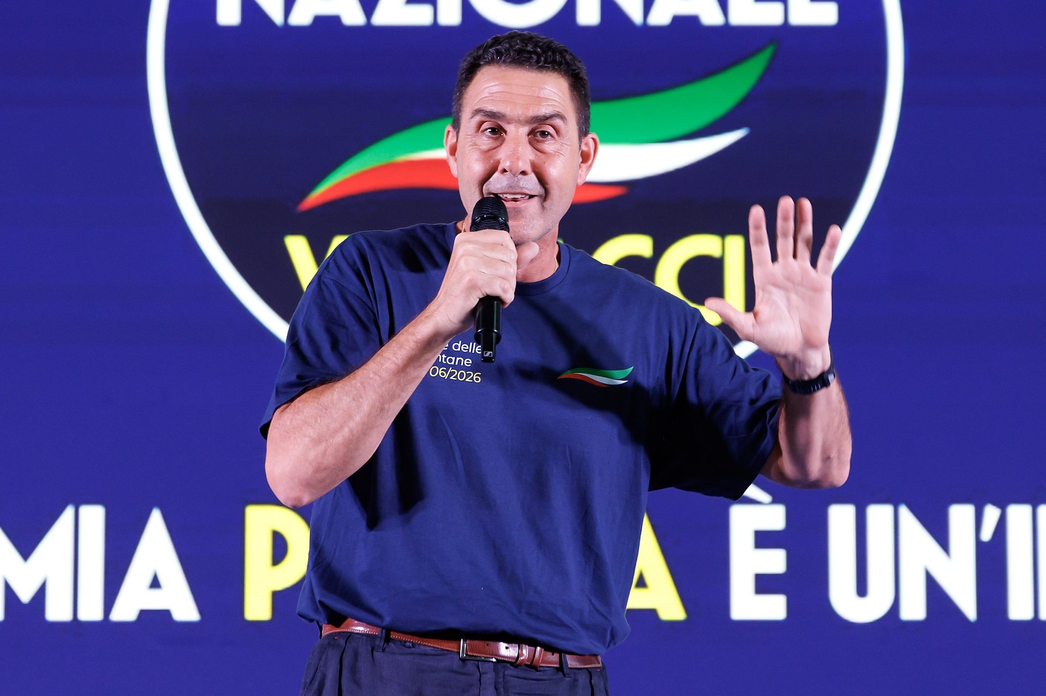 La prima di Vannacci da leader di partito: prega dal palco e dice no all'alleanza con il centrodestra