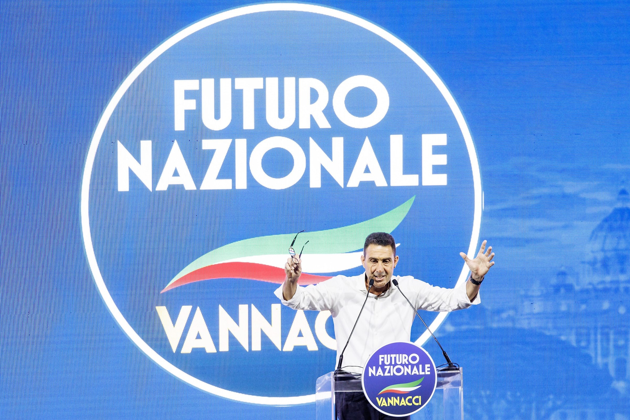 Governo, Meloni se la prende con il 'patentino antifascista' per gli editori: "Censura". Vannacci: "Il femminicidio non esiste", Cdx lo attacca: news in diretta