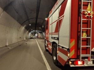 Grave incidente in galleria a Pordenone, moto e auto si scon