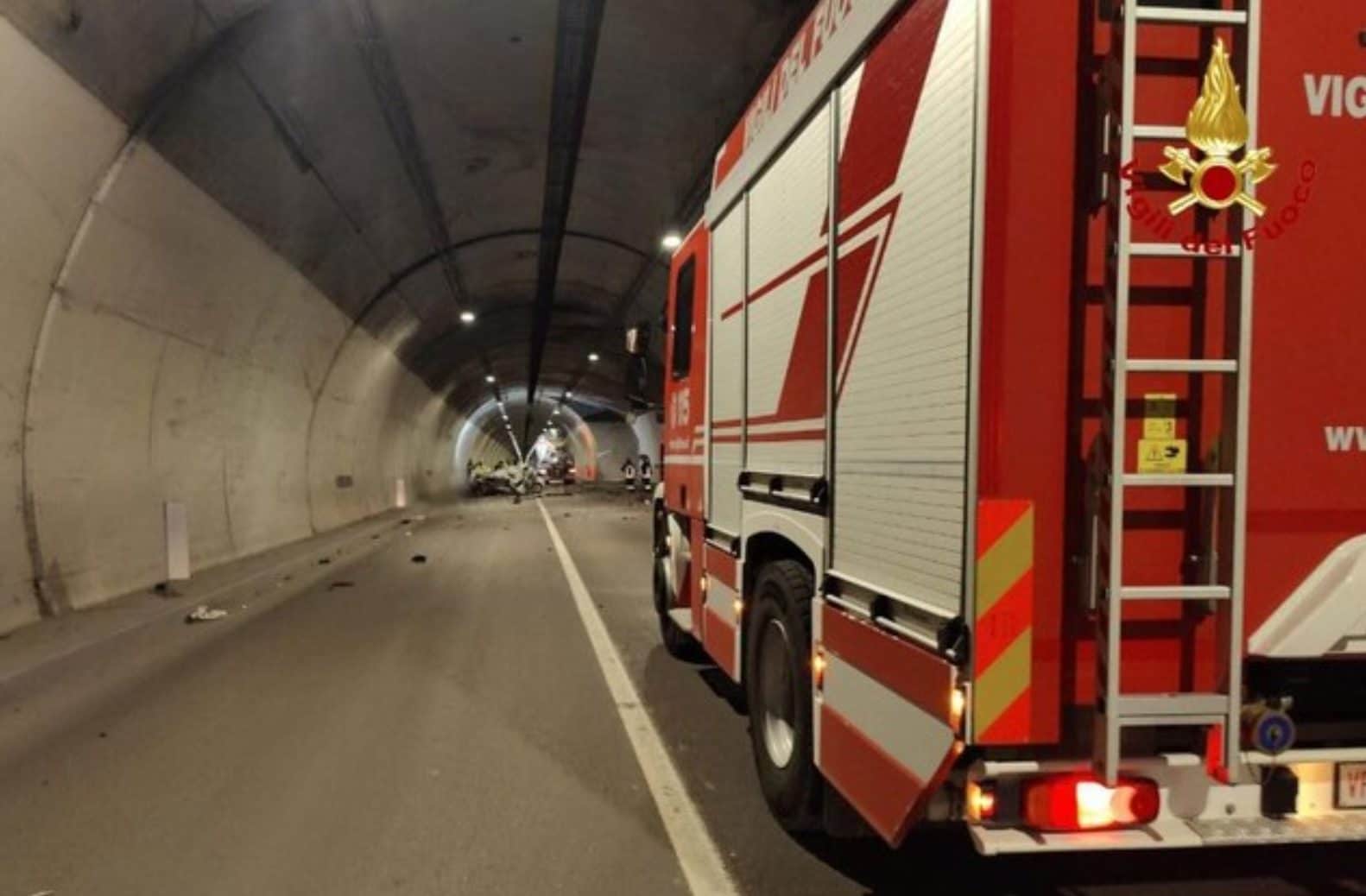 Grave incidente in galleria a Pordenone, moto e auto si scontrano e scoppia incendio: si teme una vittima
